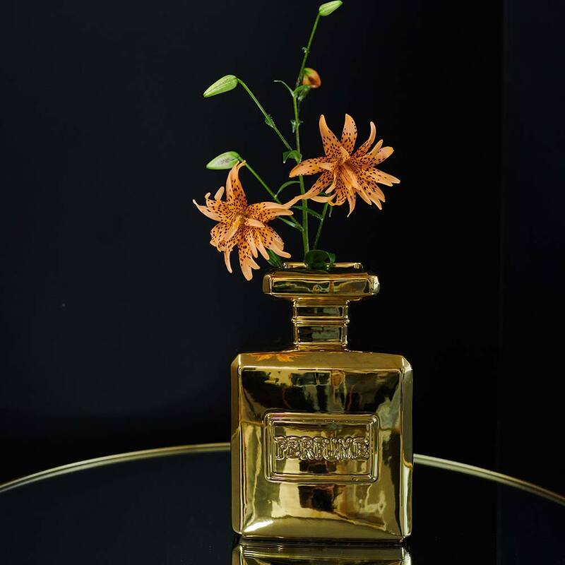 Cactula gouden vaas in de vorm van een klassieke parfum fles 20x9x30cm
