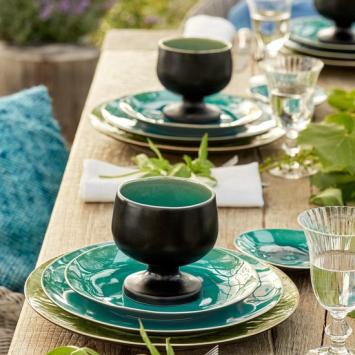 Costa Nova Riviera servies zeer uitgebreide start set 14 delig - Onderbord Tomato - Dinerbord Azur - Diep bord Azur - Ontbijtbord Azur - Hydrangea bord goud - Kom op pootjes klein Azur - Alchemille bord Tomato - Hydrange bord Tomato - Beker Azur -