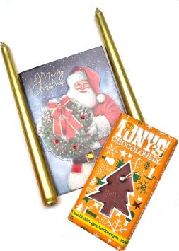 Tony Chocolonely kerst cadeau pakket | Tony Chocolonely kerst reep melk met gemberkoekjes | 2 Gouden dinerkaarsen en een kerstkaart,  Leuk om te geven en te krijgen! Feestelijk verpakt.