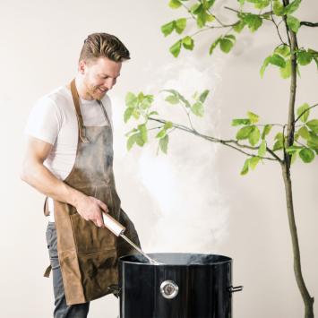 Esschert Design uitgebreide luxe barbecue gereedschap set - 9 delig - tang - handschoen - aardappel houder - groentehouder - lederen bbq schort - vishouder - thermometer - rookbox - Cadeau gift set - Vaderdag